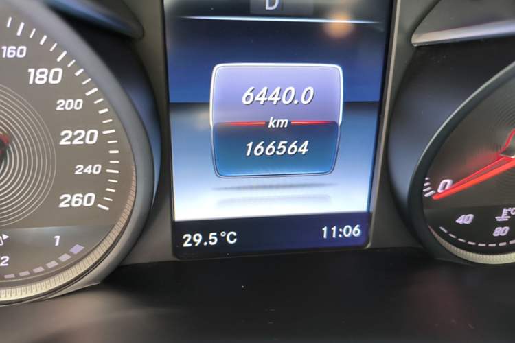 Used Mercedes-Benz GLC 2017 GLC 260 4MATIC Luxury Model Odometer Close Up