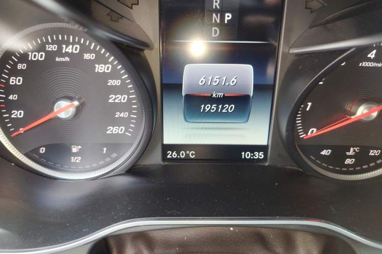 Used Mercedes-Benz GLC 2017 GLC 260 4MATIC Dynamic Edition Odometer Close Up
