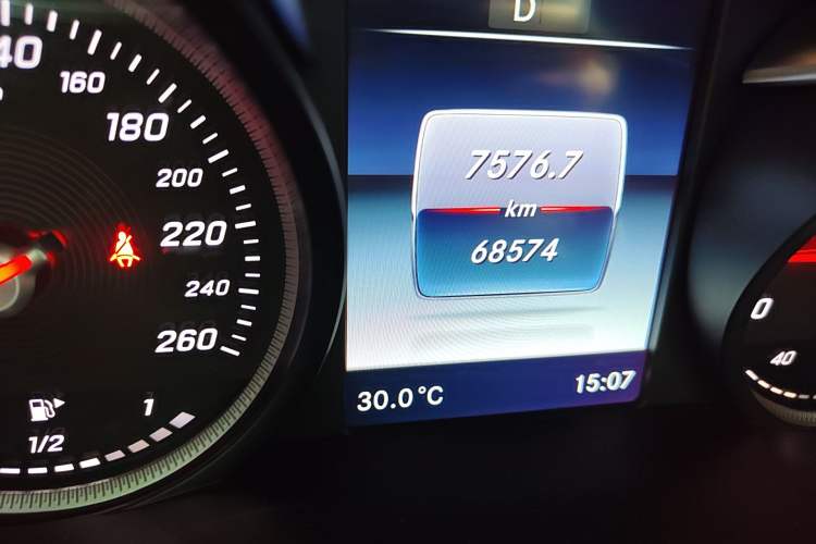 Used Mercedes-Benz GLC 2017 GLC 260 4MATIC Dynamic Edition Odometer Close Up