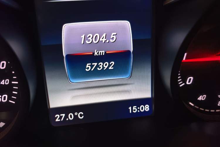 Used Mercedes-Benz GLC 2017 GLC 260 4MATIC Luxury Model Odometer Close Up