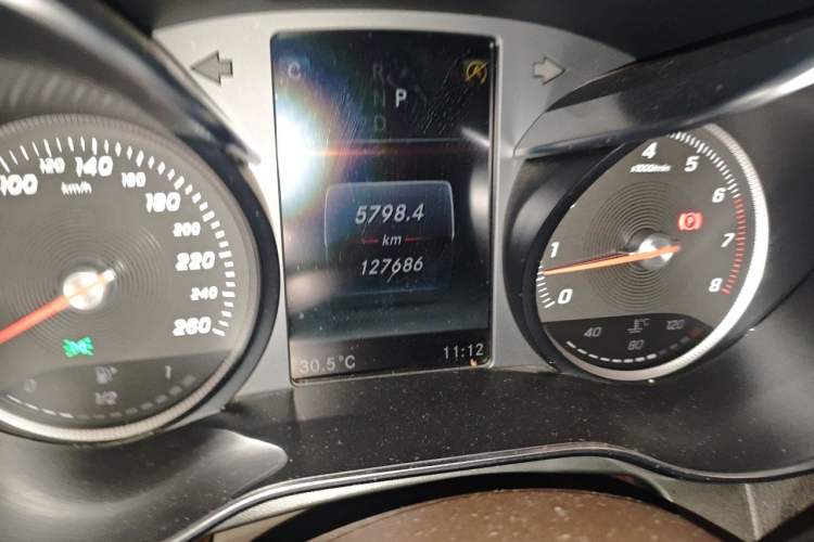 Used Mercedes-Benz GLC 2017 GLC 260 4MATIC Luxury Model Odometer Close Up