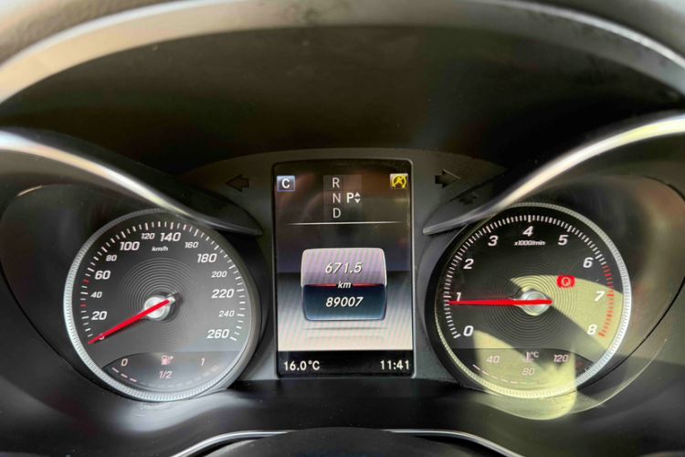 Used Mercedes-Benz GLC 2017 GLC 300 4MATIC Sport Edition Odometer Close Up