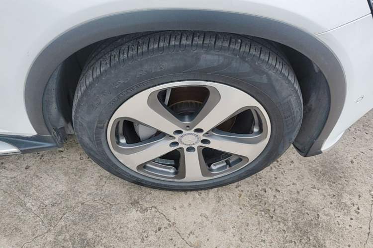 Used Mercedes-Benz GLC 2017 GLC 300 4MATIC Sport Edition Right Front Wheel Hub