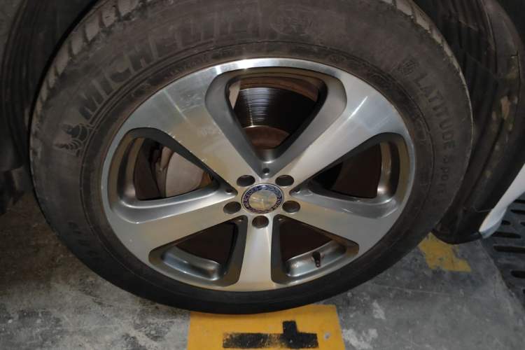 Used Mercedes-Benz GLC 2017 GLC 260 4MATIC Luxury Model Right Front Wheel Hub