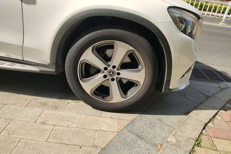 Used Mercedes-Benz GLC 2017 GLC 300 4MATIC Sport Edition Right Front Wheel Hub