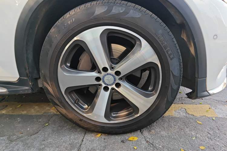 Used Mercedes-Benz GLC 2017 GLC 260 4MATIC Luxury Model Right Front Wheel Hub
