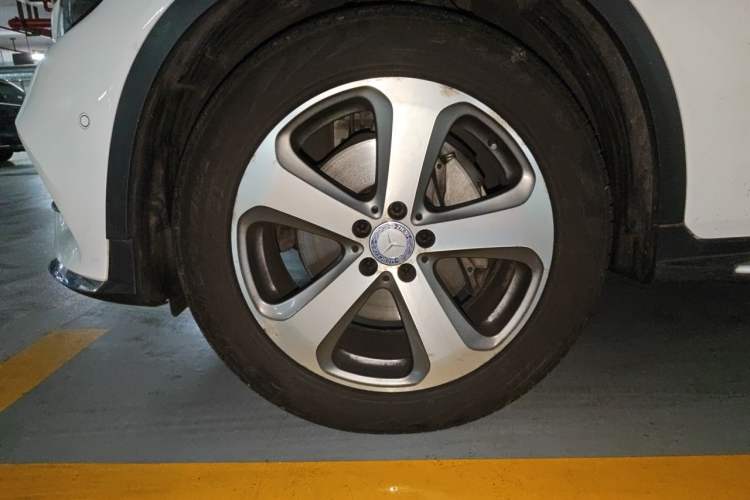 Used Mercedes-Benz GLC 2017 GLC 300 4MATIC Sport Edition Right Front Wheel Hub