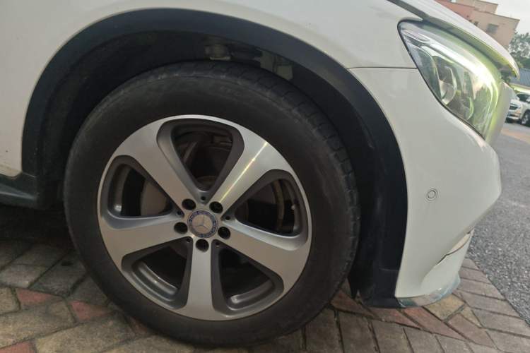 Used Mercedes-Benz GLC 2017 GLC 300 4MATIC Sport Edition Right Front Wheel Hub