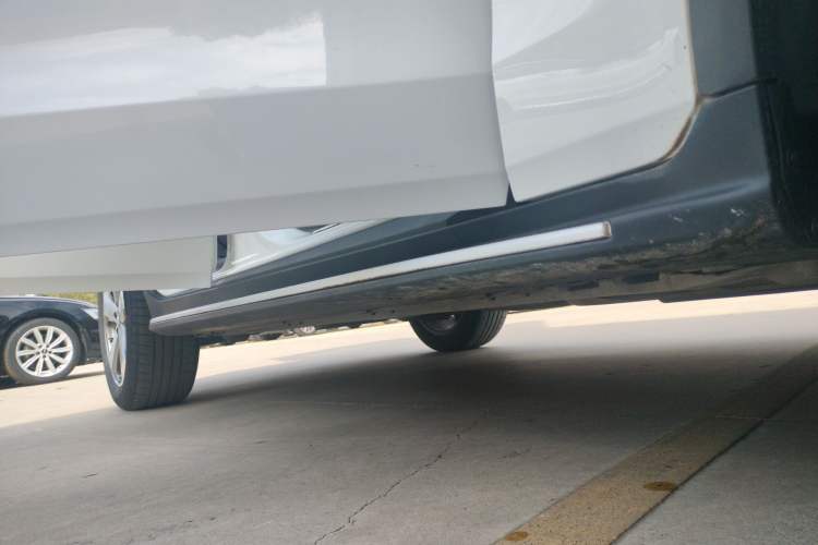 Used Mercedes-Benz GLC 2017 GLC 260 4MATIC Luxury Model Right Side Sill
