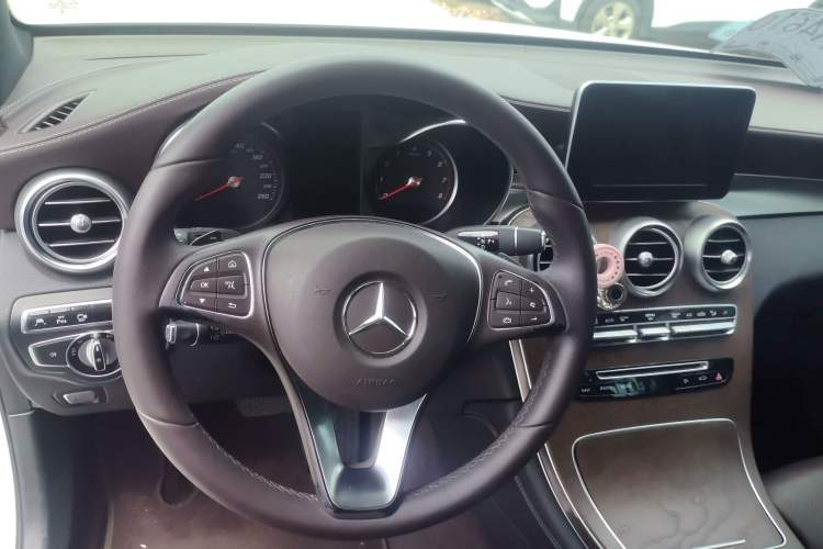 Used Mercedes-Benz GLC 2017 GLC 300 4MATIC Sport Edition Steering Wheel