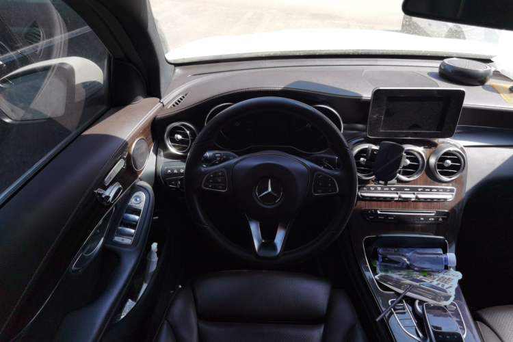 Used Mercedes-Benz GLC 2017 GLC 260 4MATIC Luxury Model Steering Wheel