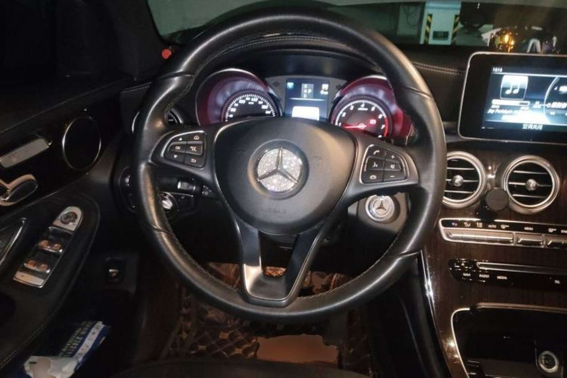 Used Mercedes-Benz GLC 2017 GLC 260 4MATIC Luxury Model Steering Wheel