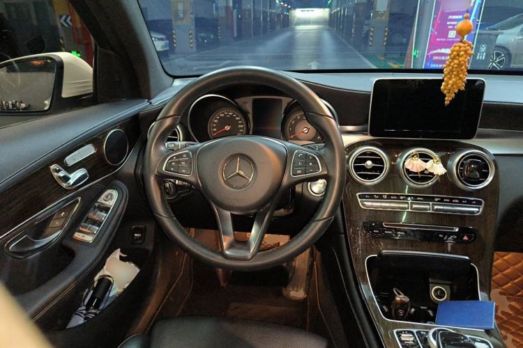 Used Mercedes-Benz GLC 2017 GLC 260 4MATIC Luxury Model Steering Wheel