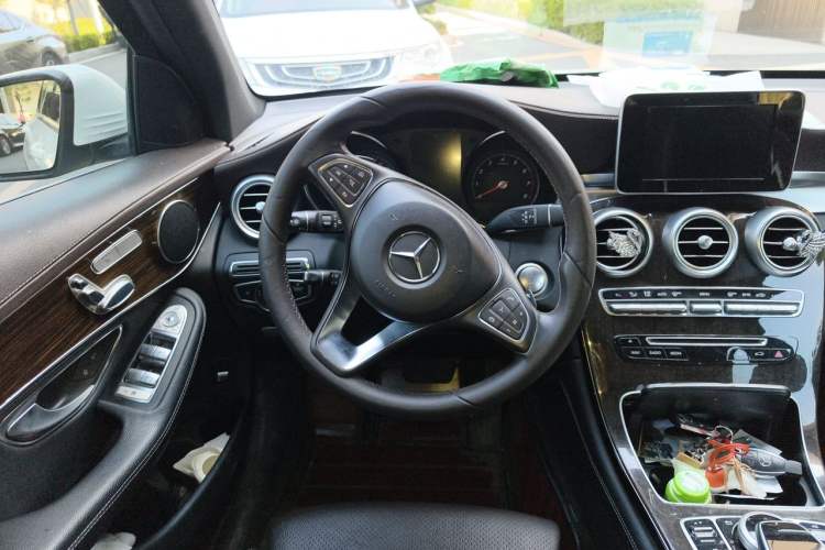 Used Mercedes-Benz GLC 2017 GLC 260 4MATIC Dynamic Edition Steering Wheel