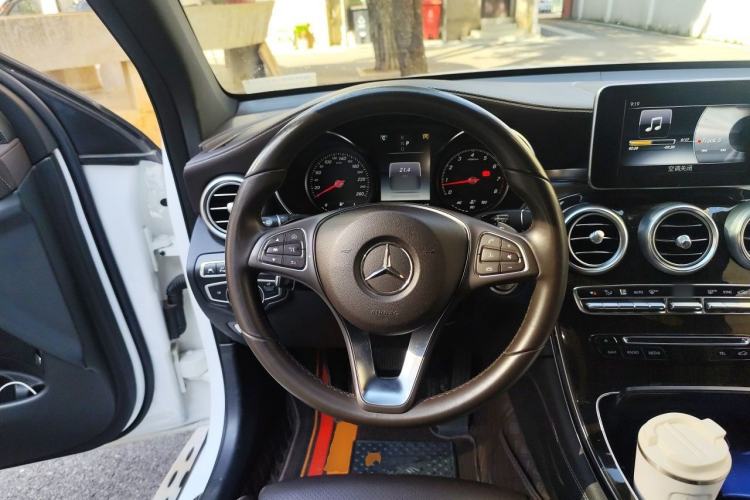Used Mercedes-Benz GLC 2017 GLC 260 4MATIC Luxury Model Steering Wheel