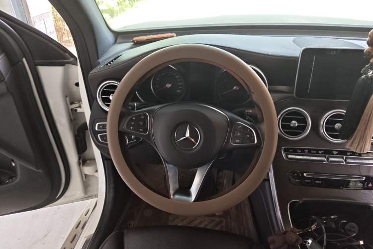 Used Mercedes-Benz GLC 2017 GLC 300 4MATIC Sport Edition Steering Wheel