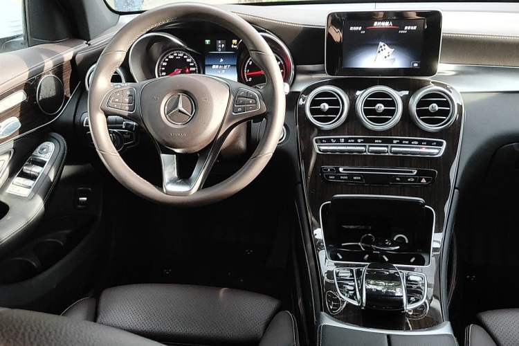 Used Mercedes-Benz GLC 2017 GLC 260 4MATIC Luxury Model Steering Wheel