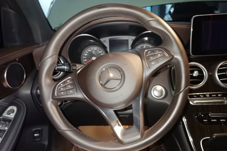 Used Mercedes-Benz GLC 2017 GLC 260 4MATIC Luxury Model Steering Wheel