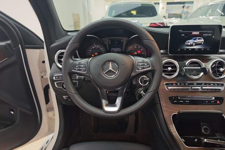 Used Mercedes-Benz GLC 2017 GLC 300 4MATIC Sport Edition Steering Wheel