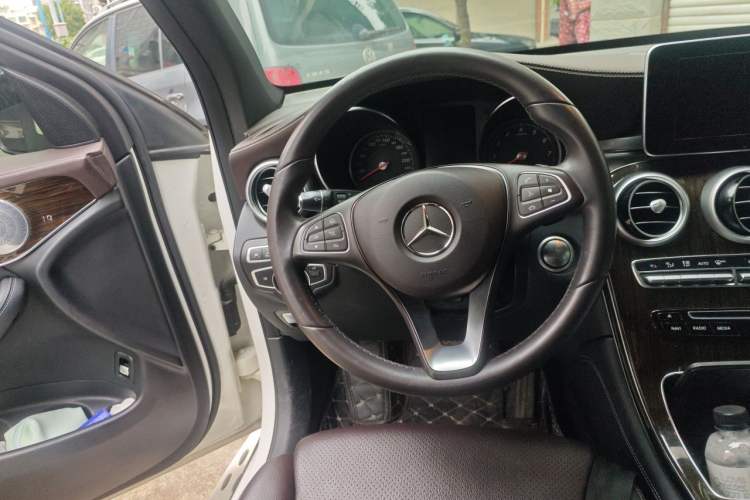 Used Mercedes-Benz GLC 2017 GLC 260 4MATIC Luxury Model Steering Wheel