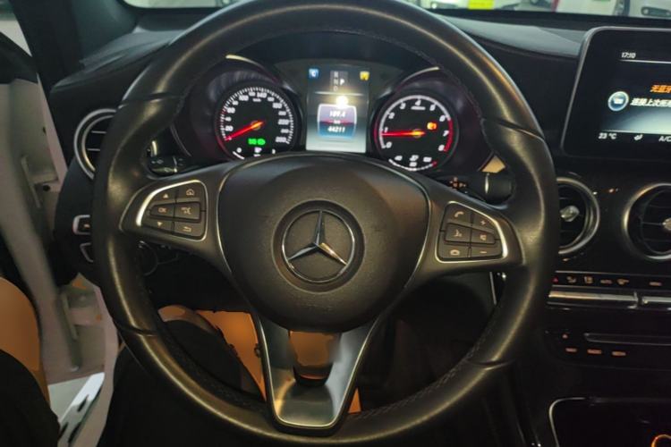 Used Mercedes-Benz GLC 2017 GLC 260 4MATIC Luxury Model Steering Wheel