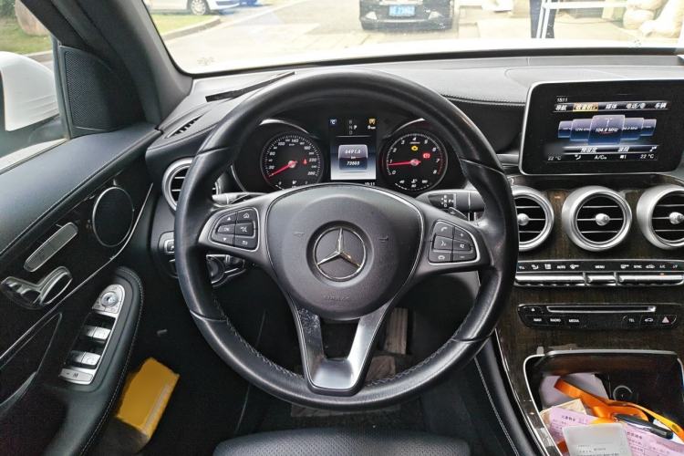 Used Mercedes-Benz GLC 2017 GLC 260 4MATIC Luxury Model Steering Wheel