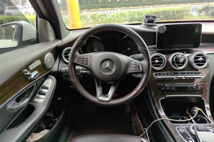 Used Mercedes-Benz GLC 2017 GLC 260 4MATIC Luxury Model Steering Wheel
