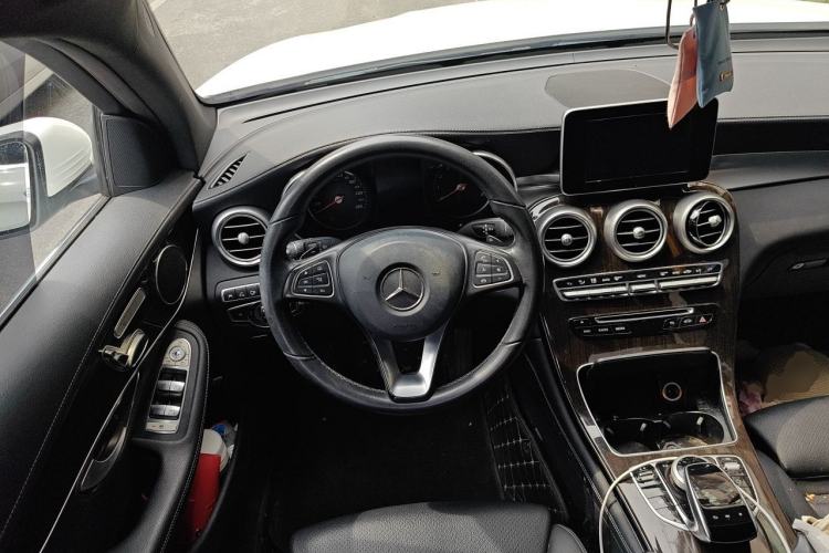 Used Mercedes-Benz GLC 2017 GLC 260 4MATIC Luxury Model Steering Wheel