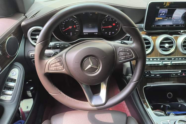 Used Mercedes-Benz GLC 2017 GLC 260 4MATIC Luxury Model Steering Wheel