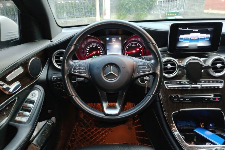 Used Mercedes-Benz GLC 2017 GLC 260 4MATIC Luxury Model Steering Wheel