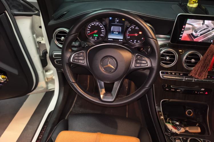 Used Mercedes-Benz GLC 2017 GLC 260 4MATIC Luxury Model Steering Wheel