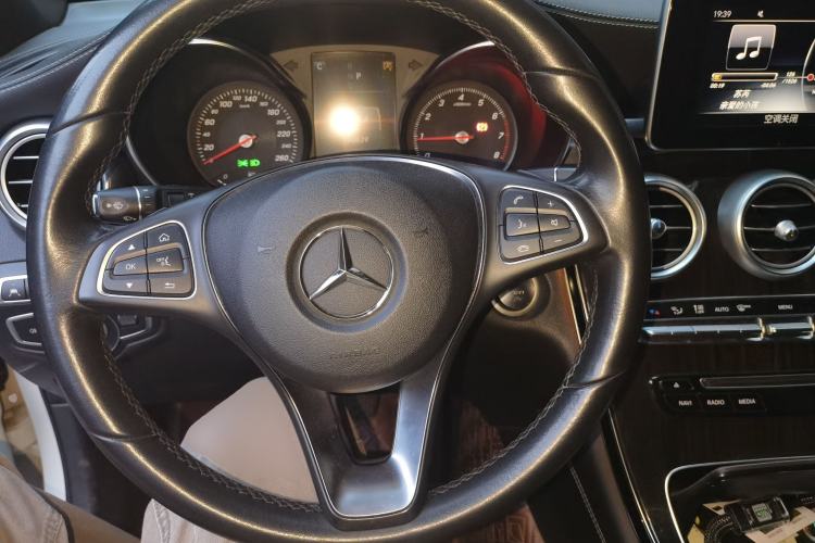 Used Mercedes-Benz GLC 2017 GLC 260 4MATIC Luxury Model Steering Wheel