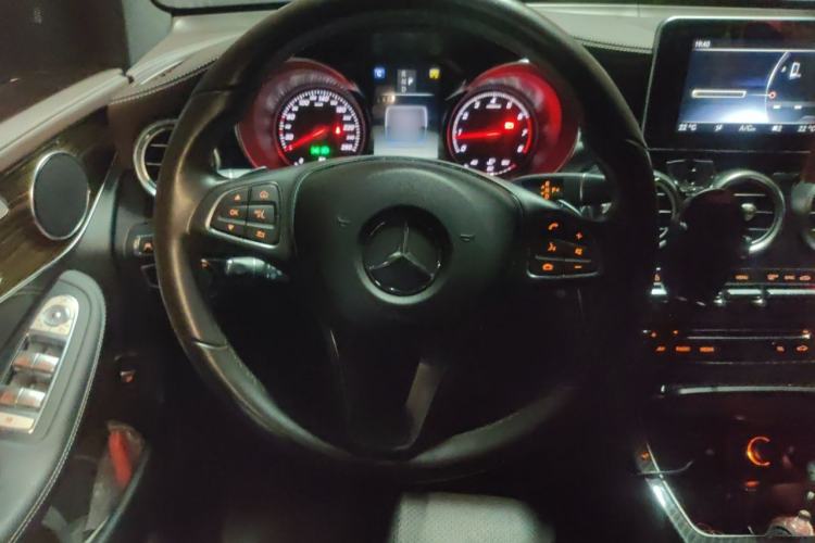 Used Mercedes-Benz GLC 2017 GLC 260 4MATIC Luxury Model Steering Wheel