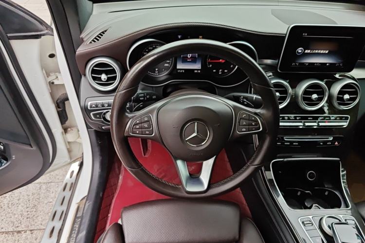 Used Mercedes-Benz GLC 2017 GLC 260 4MATIC Luxury Model Steering Wheel