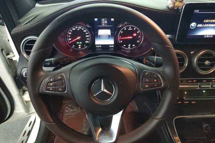 Used Mercedes-Benz GLC 2017 GLC 260 4MATIC Luxury Model Steering Wheel