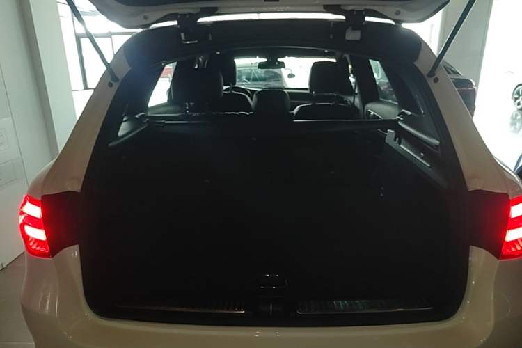 Used Mercedes-Benz GLC 2017 GLC 260 4MATIC Dynamic Edition Trunk