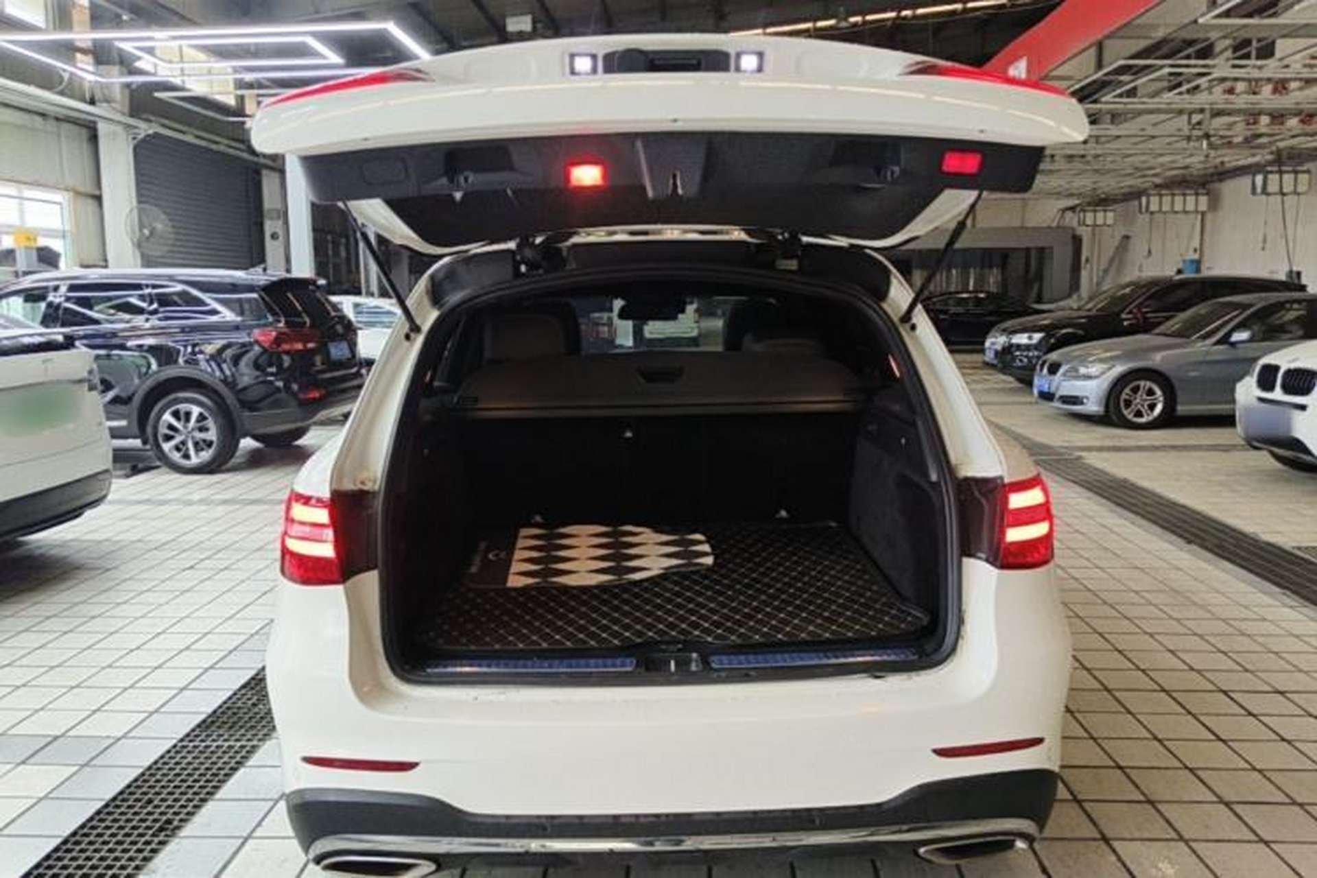 Used Mercedes-Benz GLC 2017 GLC 260 4MATIC Luxury Model Trunk
