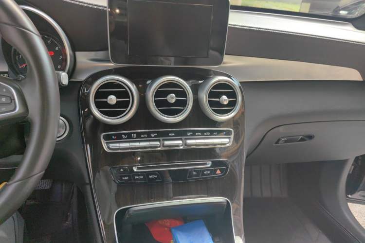 Used Mercedes-Benz GLC 2018 Facelift GLC 260 4MATIC Luxury Edition Audio And AC Panel