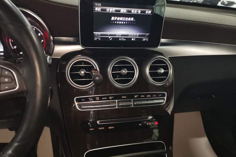 Used Mercedes-Benz GLC 2018 Facelift GLC 260 4MATIC Luxury Edition Audio And AC Panel