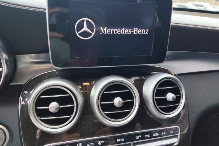 Used Mercedes-Benz GLC 2018 Facelift GLC 260 4MATIC Luxury Edition Audio And AC Panel