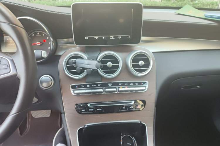 Used Mercedes-Benz GLC 2018 Refreshed GLC 300 4MATIC Dynamic Edition Audio And AC Panel