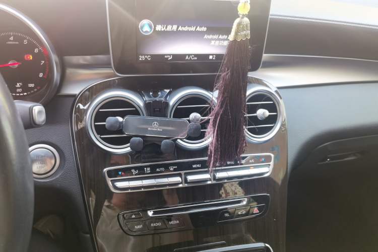 Used Mercedes-Benz GLC 2018 GLC 260 4MATIC Dynamic Edition Audio And AC Panel
