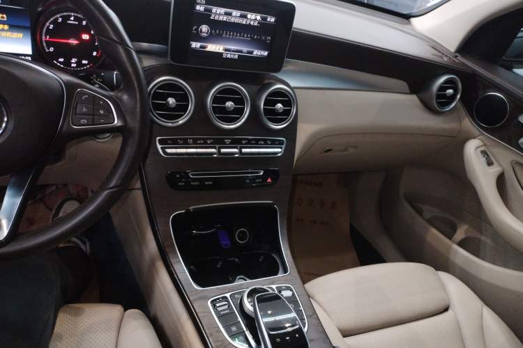 Used Mercedes-Benz GLC 2018 GLC 300 4MATIC Sport Edition Audio And AC Panel