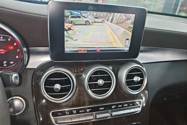 Used Mercedes-Benz GLC 2018 GLC 260 4MATIC Dynamic Edition Audio And AC Panel