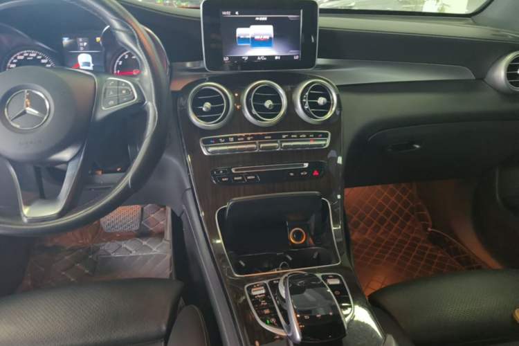 Used Mercedes-Benz GLC 2018 Facelifted GLC 260 4MATIC Dynamic Edition Audio And AC Panel