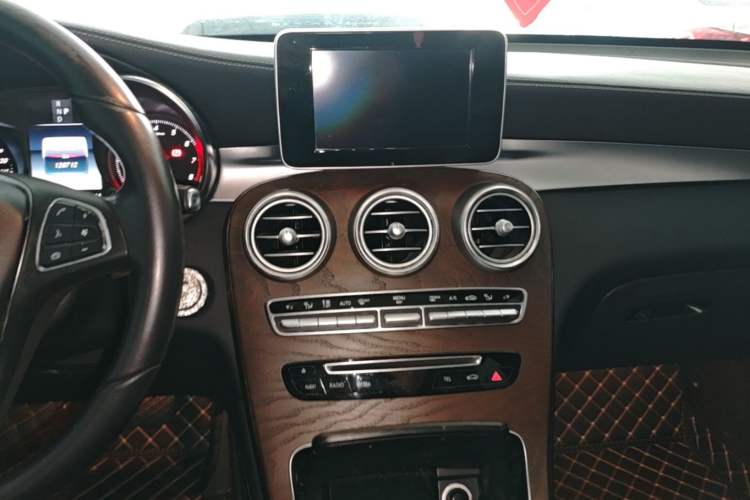 Used Mercedes-Benz GLC 2018 Refreshed GLC 300 4MATIC Dynamic Edition Audio And AC Panel