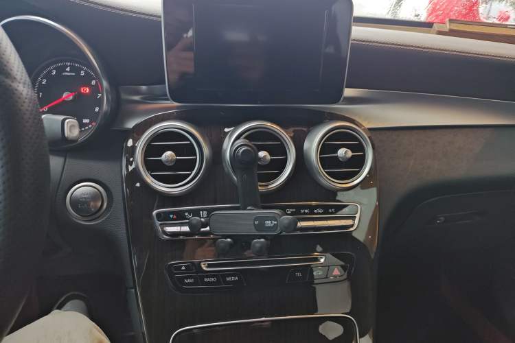 Used Mercedes-Benz GLC 2018 Facelift GLC 260 4MATIC Luxury Edition Audio And AC Panel