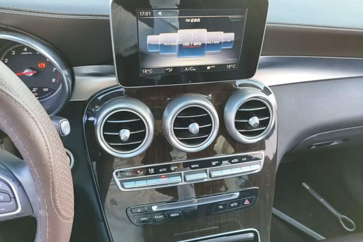 Used Mercedes-Benz GLC 2018 Facelift GLC 260 4MATIC Luxury Edition Audio And AC Panel