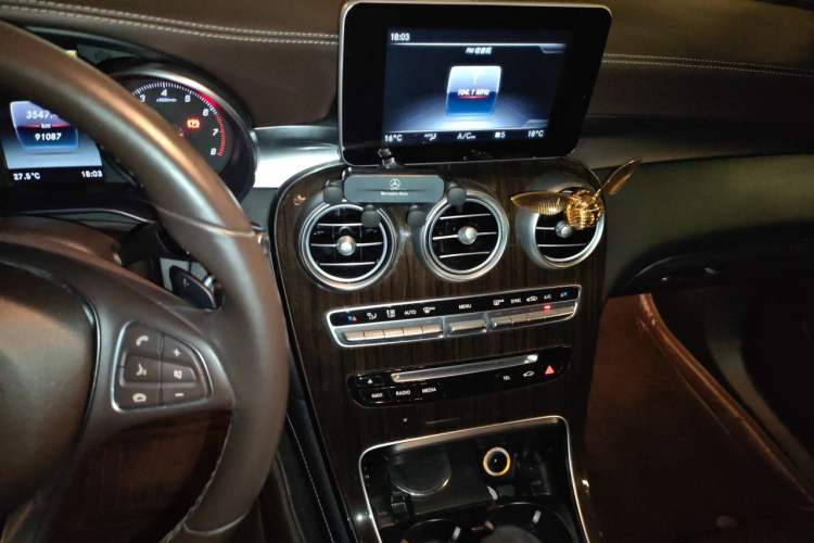 Used Mercedes-Benz GLC 2018 GLC 260 4MATIC Dynamic Edition Audio And AC Panel