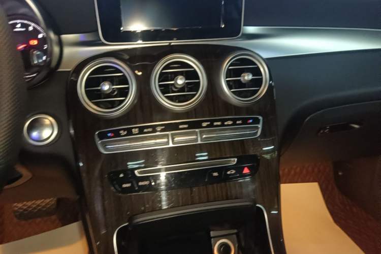 Used Mercedes-Benz GLC 2018 Facelift GLC 260 4MATIC Luxury Edition Audio And AC Panel